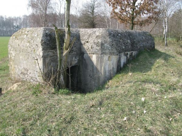 Schron nr 2 Armii "Poznań". Tradytor jednostronny. Położony wśród pól niedaleko wsi Słupy. Widok od strony przelotni, oraz wejścia do obiektu.