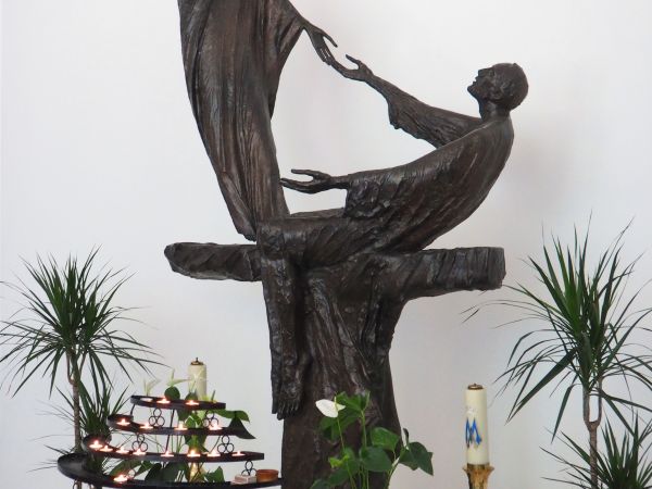 w nowym kościele, w kaplicy bocznej po lewej : przedstawienie  Matki Boskiej -  w formie rzeźby, podającej rękę potrzebującemu dla uzdrowienia chorego, jest gor