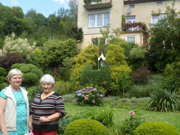 na zboczu Góry Parkowej jest dom - a przed nim piękny ogród a państwo tam zamieszkujący w konkursie ogrodów czołowe miejsce zdobyli - n/z po prawej właścicielka