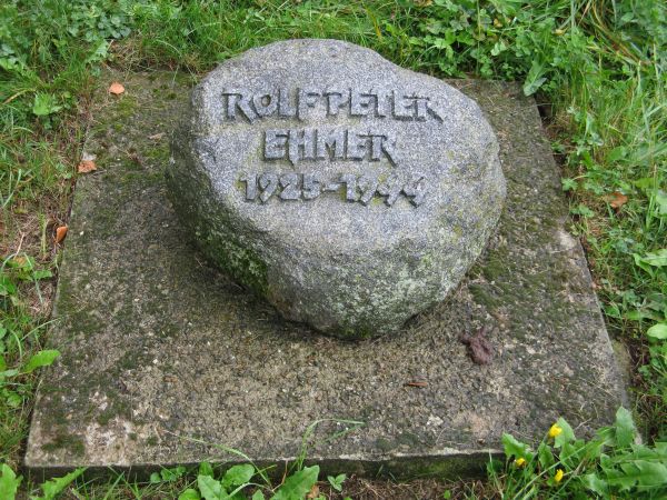 kamień symbolizuje miejsce pochówku żołnierza niemieckiego, który zginął podczas przejścia frontu w sierpniu 1944r. Miejsce to było przy posesji należącej do pl