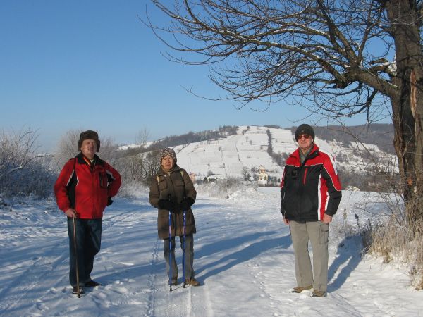 na i w drodze do Dębnej: w lewo można przez Las Końszczański do Mrzygłodu,  w dali: góra Grabówka - 527,6m npm, za nią miejscowość Krzywe.