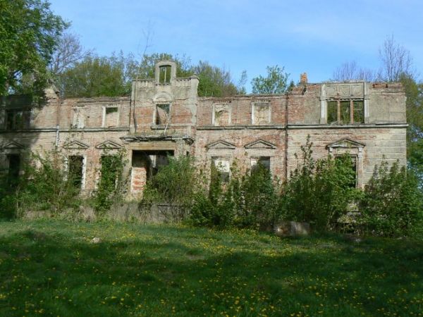 Ruiny pałacu w parku w Bytowie