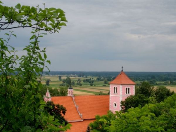 Widok na kosciol pw. sw, Stanislawa Biskupa (w 2005 roku jeszcze w "szacie" rozowej)