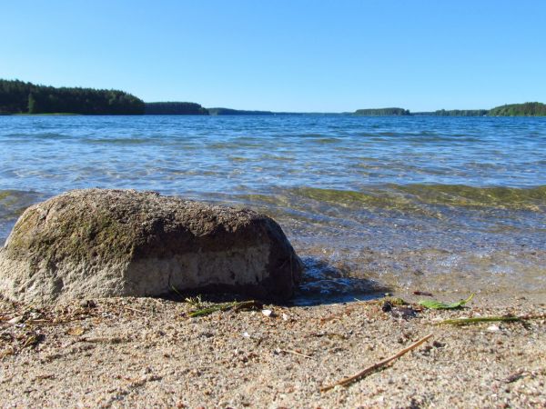 Głaz na brzegu jeziora Wdzydze