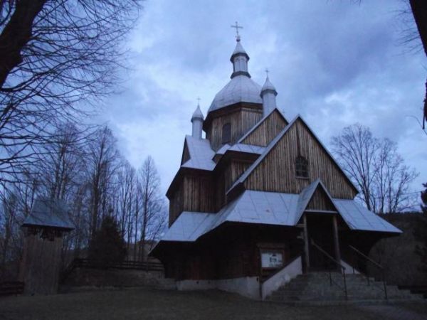 tym, którzy wędrują po Bieszczadach i po Beskidzie proponuję zajrzeć do zdjęć cerkwi z m. Gładyszów gm. Ujście Gorlickie - jakże ogromne podobieństwo tych świąt