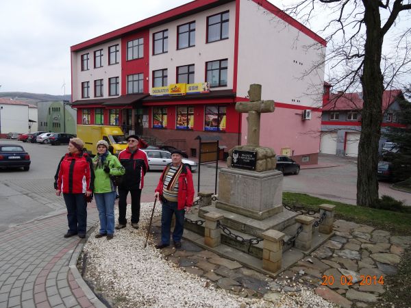 przy obelisku "Walczącym o niepodległość".