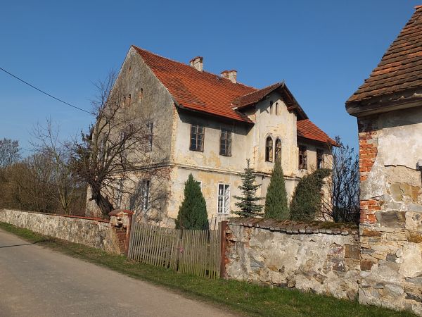 Jak by odnowić?! Jeden z ładniejszych budynków Wawrzyszowa