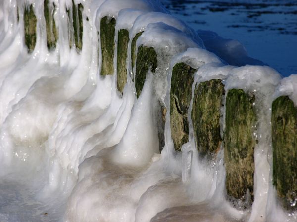 Oblodzone pale przy bazie rybackiej w Międzyzdrojach 2010