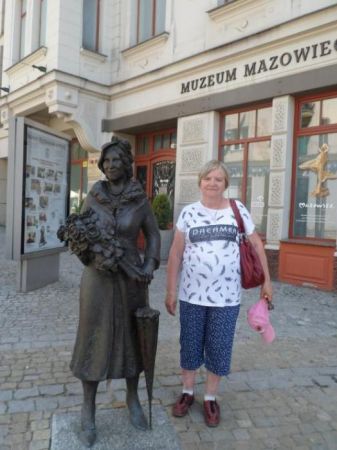 Mira Zimińska Sygietyńska Płocczanka - n/z przy pomniku.