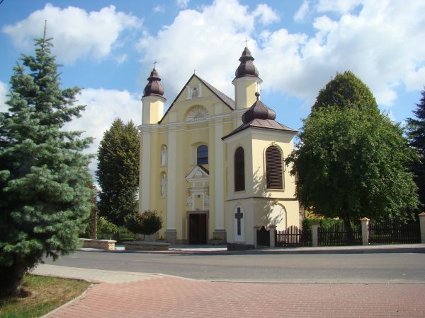 fronton kościoła i dzwonnica no i fragment otoczenia - nowy dywanik asfaltowy, chodniki nowe, czysto i "jakoś tak po pańsku, po miejsku".