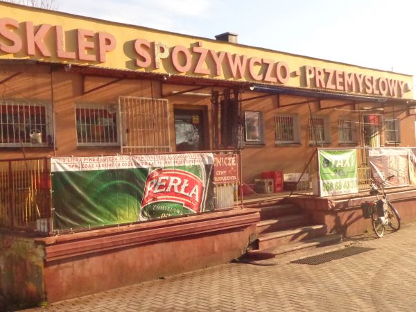 Mili i sympatyczni  ludzie  pracują w tym sklepie i to właśnie oni tworzą " to coś " ,że warto wdepnąć ponownie .Nie wiele jest już takich miejsc