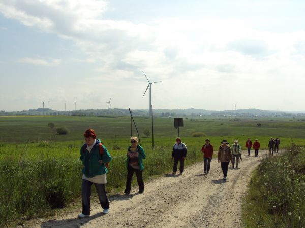 pośród wiatraków - a hen wzniesienia Pogórza Rymanowskiego na przedpolu Beskidu Niskiego, a "dalej widzisz już horyzont" - to z przeboju.