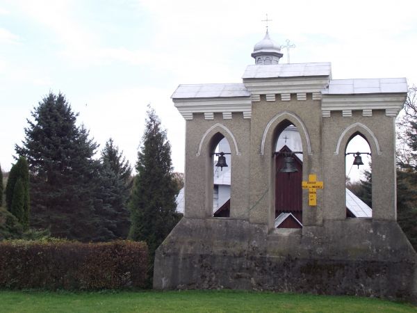 dzwonnica a dalej / niżej cerkiew - po II w.św. użytkowana jako kościół, jest z 1927r., wzniesiona na miejscu poprzedniej, spalonej w 1912r..