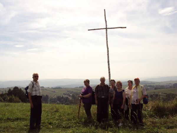 przy krzyżu na: Księża Góra - 488m npm, ze zbocza "spływają" Lasy Janikowe.