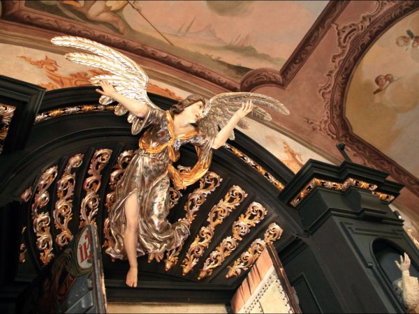 Bazylika Zwiastowania NMP w Leżajsku – wzniesiona w miejscu, gdzie według tradycji ukazała się w 1590 roku Tomaszowi Michałce Matka Boska. Sprawują nad nią opie