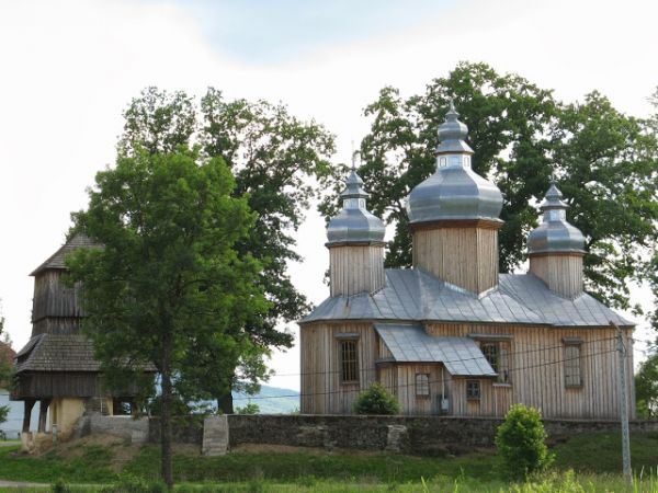 cerkiew pw. św. Mikołaja, obecnie kościół rzymsko-katolicki - dachy wieńczą trzy ośmioboczne wieże baniaste, środkowa zrekonstruowana podczas remontu w latach 2