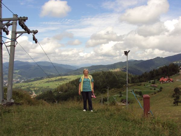 szlak prowadzi na podwójny wierzchołek g. Witkuli - 736m npm, jesteśmy na g. Szafranówka - w oddali : stada owiec na halach Małych Pienin, tu obok w bliskim sąs
