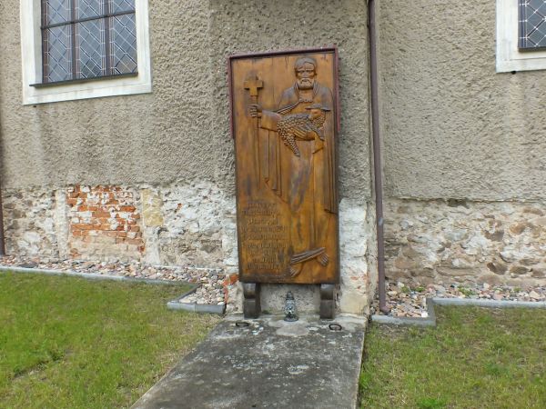 oryginalne DREWNIANE epitafium na ścianie kościoła