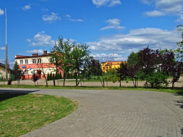 Posterunek Policji na pierwszym planie