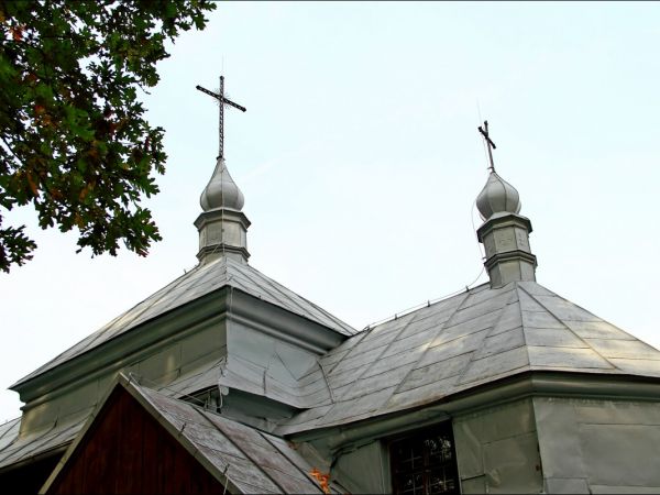 Dawna drewniana cerkiew greckokatolicka pw. Opieki Najświętszej Maryi Panny (od 1979 roku kościół rzymskokatolicki pw. Najświętszego Serca Pana Jezusa), wzniesi