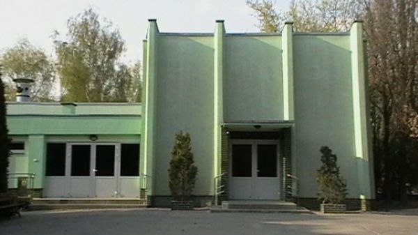 Kapliczka na cmentarzu przy ul. Żwirowej.