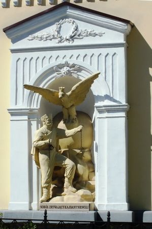 Rzeźba sokolnika zrywającego kajdany niewoli