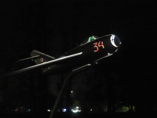 Idąc w kierunku mostu  Krotoszyńskiego pomnik  samolot  odnowiony  i  podświetlony.