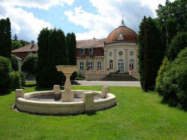 Pałac, park, fontanna.