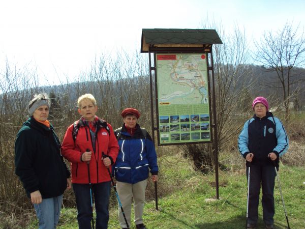 przy planszy z mapą okolicy - przy parkingu.