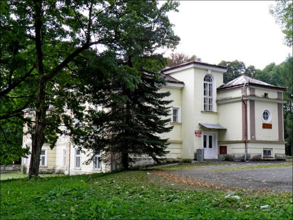 Dwór Szlachecki z końca XIX wieku otoczony parkiem krajobrazowym i stawem. Do 1945 roku należał do rodziny hrabiów Łastowieckich.