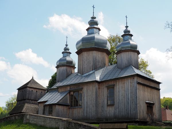 cerkiew - wzniesiona w 1879r. i dzwonnica wieżowa bramna a także dawny  cmentarz przycerkiewny - otoczone murem z dzikiego kamienia.