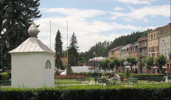 Rynek w Muszynie. Jego oryginalny kształt (trapez) jest efektem układu dróg w dawnych czasach.