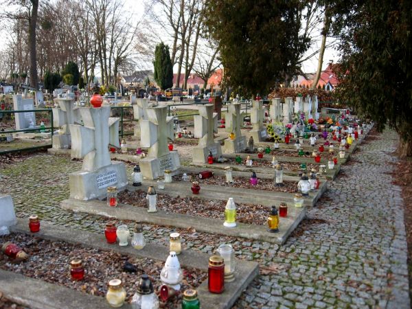 Na cmentarzu miejskim w Choszcznie znajduje się kwatera żołnierzy Wojska Polskiego - jeńców wojennych zmarłych w Oflagu II B, ofiar wojny obronnej z 1939 r.