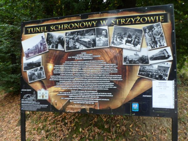 plansza - starannie opracowana - przed wejściem, obiekt strategiczny - polecam też galerię m. Będzin - tam też schron - i tam do opisów zdjęć.