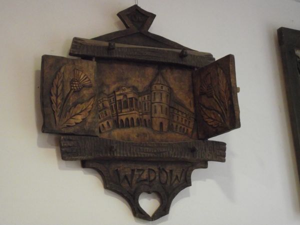 to dzieło - ten tryptyk w polu centralnym prezentuje Pałac Ostaszewskich we  Wzdowie - to tam uczelnia przez długie lata swoją siedzibę miała, tam artyści swoje