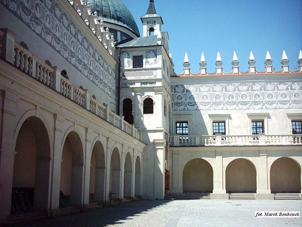 Jedna z najpiękniejszych rezydencji pałacowych w Polsce. Położona 10 km na południe od Przemyśla.  Zamek - pałac powstał w XVI wieku.  Przez kolejne lata rozbud