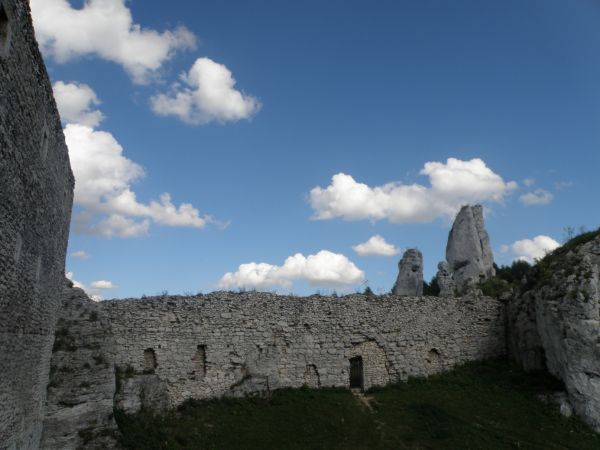 Zamek OGRODZIENIEC **** http://www.zamek-ogrodzieniec.pl/ **** http://zamki.net.pl/zamki/podzamcze/podzamcze.php **** Zamek Ogrodzieniec znajduje się w Podzamcz