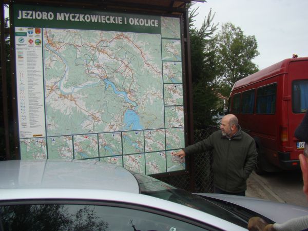 przy parkingu, w centrum wsi - plansza z porządnie opisaną mapą i 19 tras do  ewentualnej realizacji.