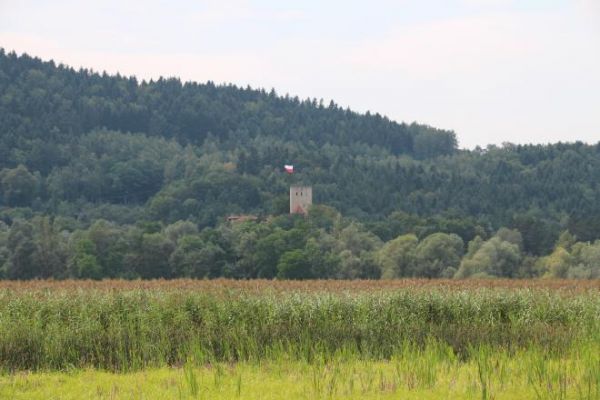 to tak : Zamek Tropsztyn w m. Wytrzyszczka a tu widziane z m. Tropie - tam gdzie kościół pw. pustelników św. św. Andrzeja Świerada i Urbana Benedykta - a żeby t