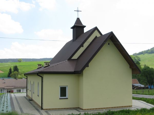 kościół filialny - niedawno wybudowany, uposażony.
