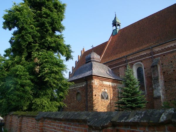 Lewa strona fary pod wezwaniem św. Marcina. Widoczne pokrycie dachówką sygnaturki i nawy bocznej zrobione jest blachą miedziana przez stężyczanina Czesława Miku