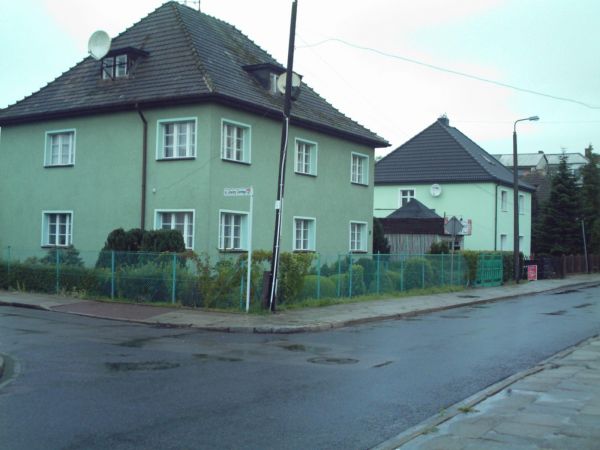 Część ul. Legionów Polskich.
Domy z lat 30-tych XXw.