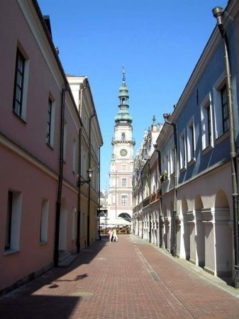 Ulica Ormiańska z widokiem na ratusz