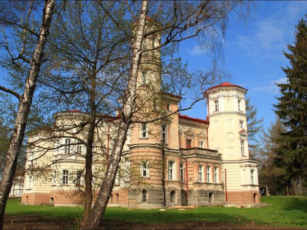 Pałac Lubomirskich w Przemyślu - Bakończycach .  Wybudowany w latach 1885–1887 przez księcia Hieronima Adama Lubomirskiego, według projektu Maksymiliana Nitscha