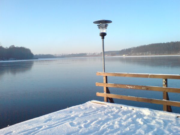 Widok z mola zimą - w kierunku plaży miejskiej.