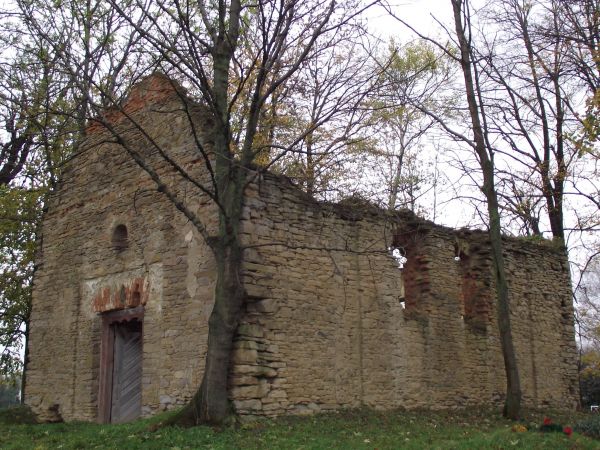 batiuszka po wzgórzu chadza, o ciszę uprasza, by nie zakłócać szeptów  modlitwy panichidy, zdumiony księżyc schował się za kopułę cerkwi - i patrzy...i słucha..