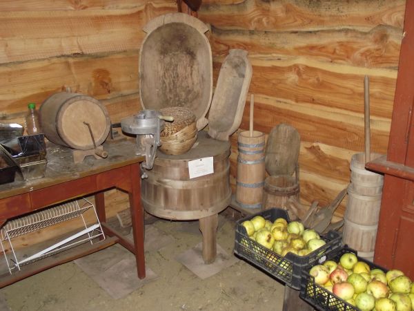 zgromadzone skarby - dary okolicznej ludności - i prezentowane w skansenie. Często bywają wycieczki szkolne - dzieci i młodzież poznają, dopytują a starsi - byw