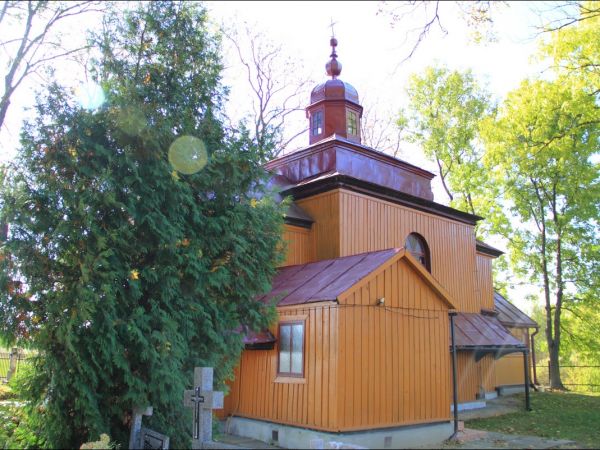 Dawna , drewniana cerkiew greckokatolicka pw. Niepokalanego Poczęcia NMP , wybudowana w 1781 r. Od 1971 r. pełni funkcję rzymskokatolickiej kaplicy filialnej.