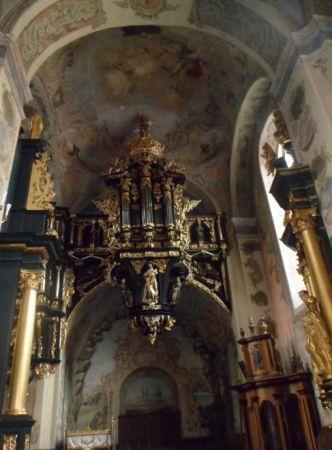 prospekt organowy i chór muzyczny nawy północnej.