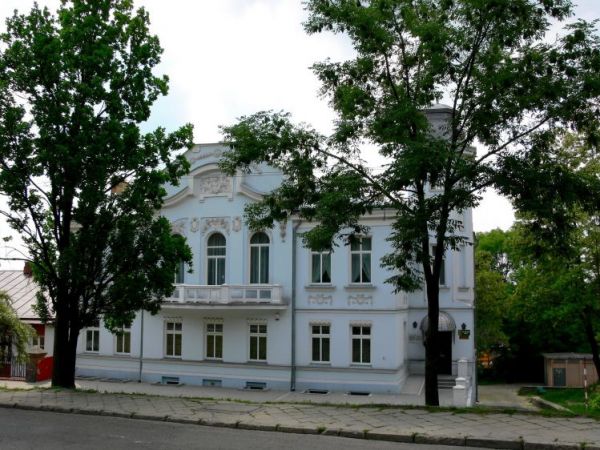 Pałac Wilhelma Kretzschmara, właściciela fabryki maszyn rolniczych. W 1906 r.  fabryka i pałac został sprzedany Franciszkowi Gassnerowi. Budynek utrzymany w sty
